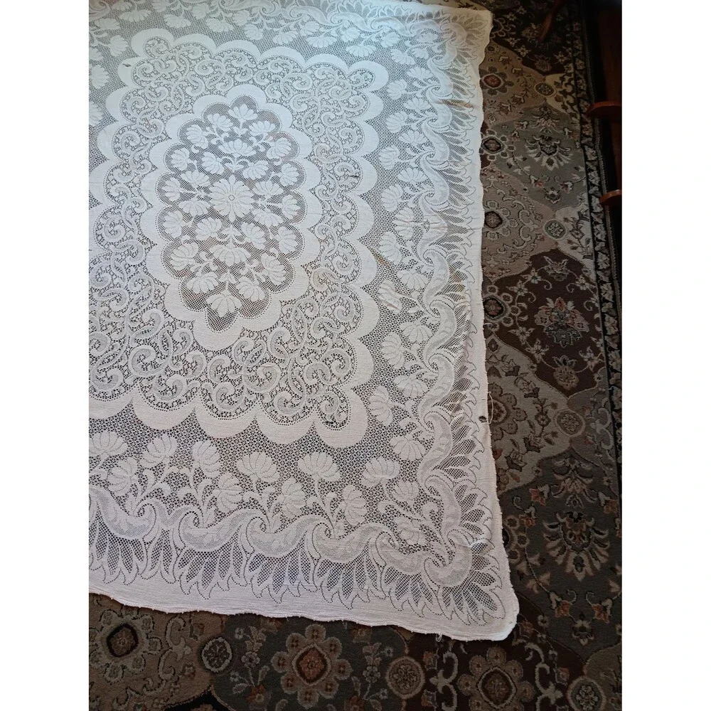 Vintage Quaker lace Tablecloth Cottage core, Granny core, 52